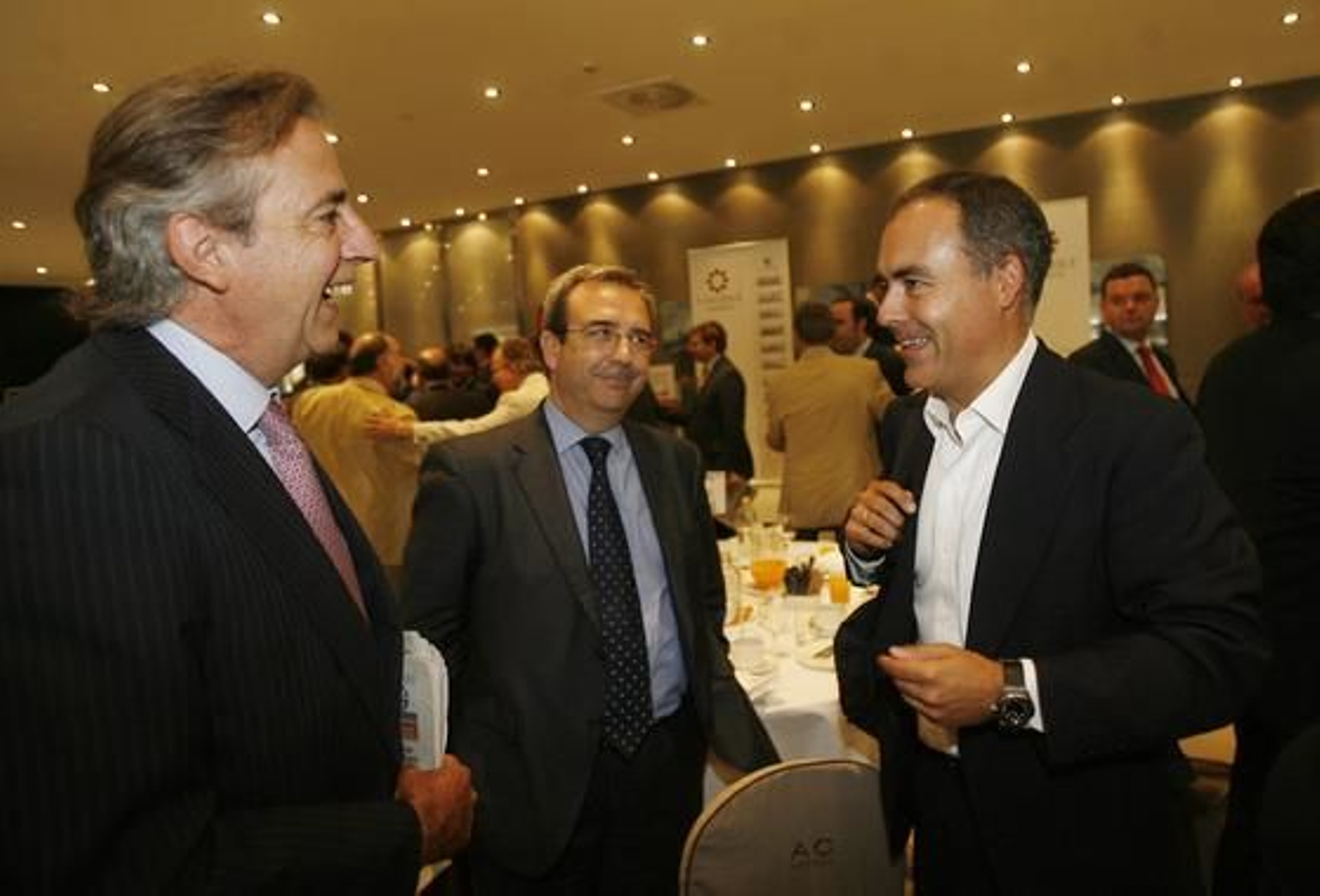 Álvaro Sánchez Ramade, del grupo de empresas  Sánchez Ramade, conversa con Javier Rodríguez Zapatero y con el vicepresidente del Grupo Joly, Juan Carlos Fernández, al término del Foro.

Foto: José Martínez/O. Barrionuevo