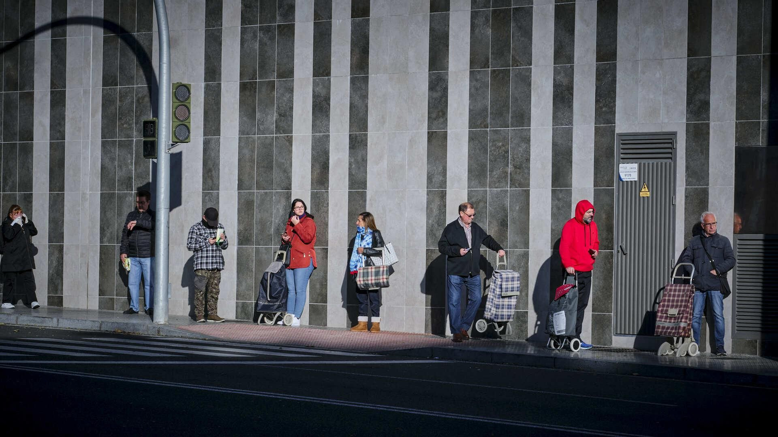 Colas de clientes esperando la apertura de un supermercado de la capital