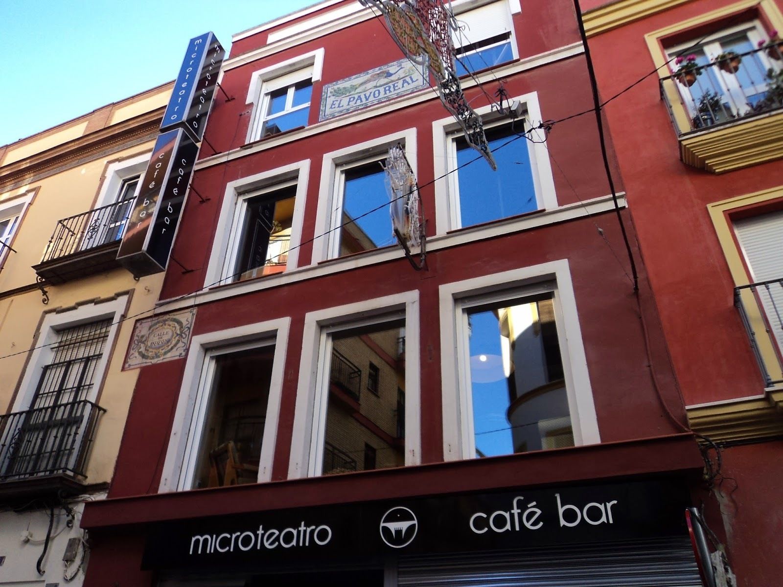 Fachada del edificio de Microteatro.