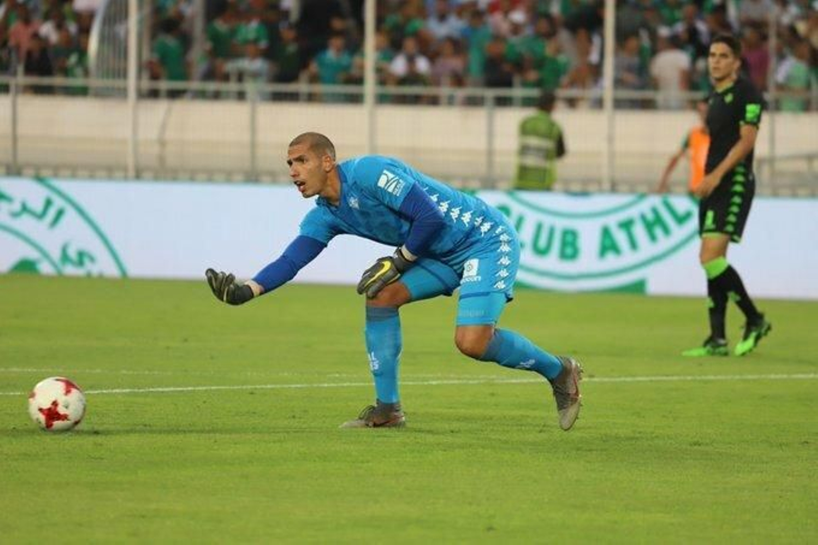 Joel  saca con la mano en un momento del duelo.