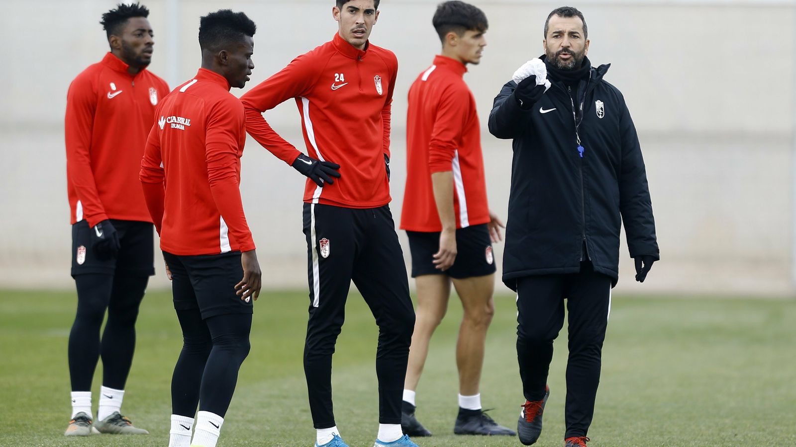 Ramón Azeez escucha las indicaciones de Diego Martínez en el entrenamiento de este miércoles.