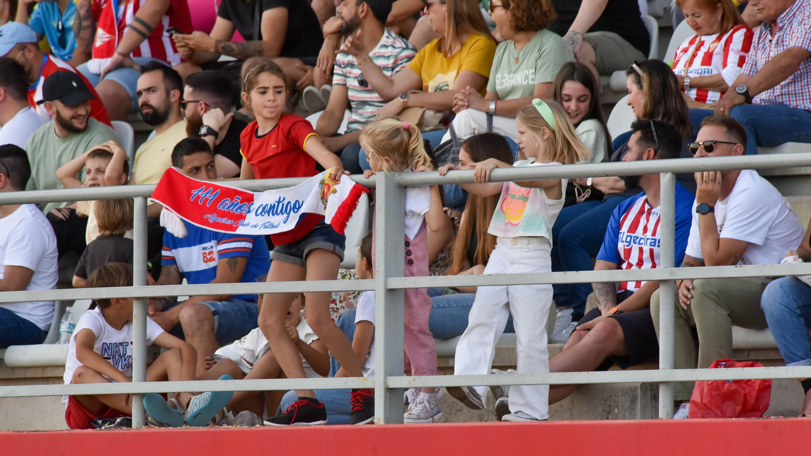 Fotos de la afición durante el Algeciras CF - AD Merída en el estadio municipal de Algeciras