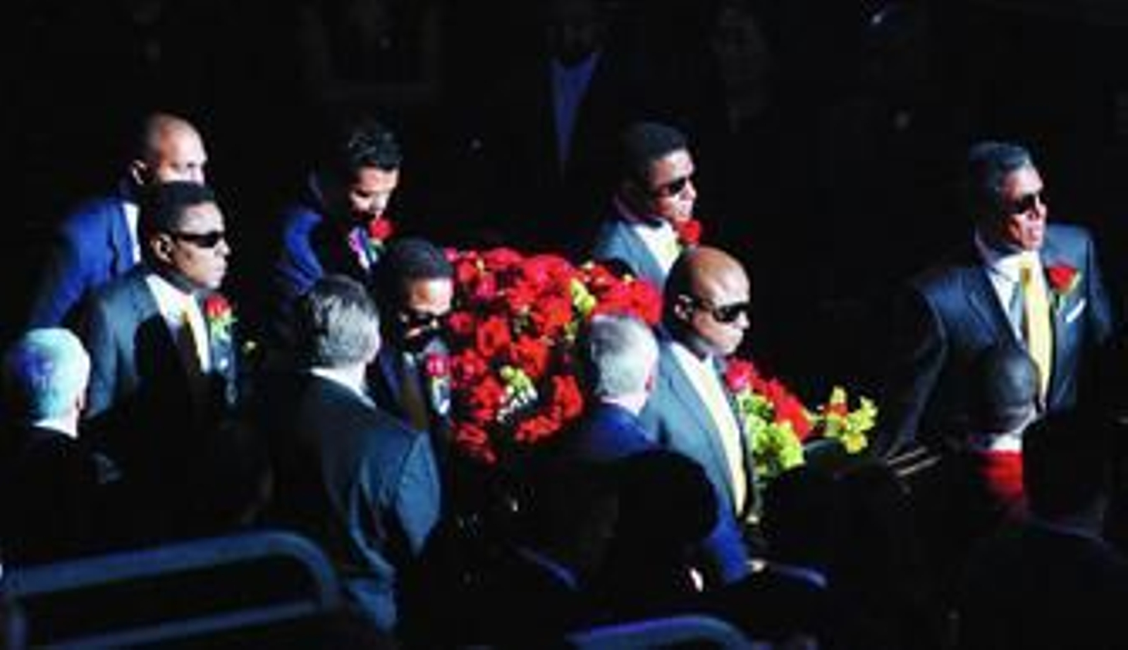 Varios hermanos de Michael Jackson portan su féretro en el Staples Center.