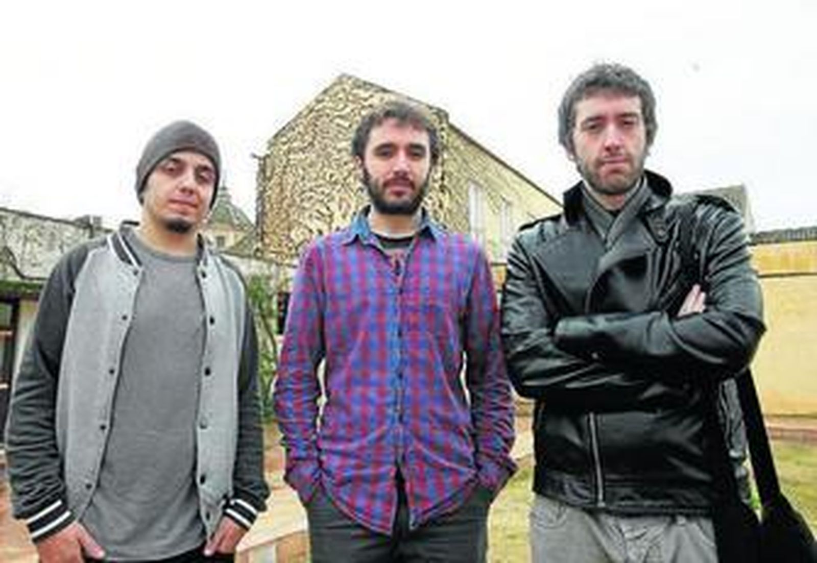 Alonso Valbuena, Guillermo Cerrato y Carlos Rivero, fotografiados en el Centro Andaluz de Arte Contemporáneo.