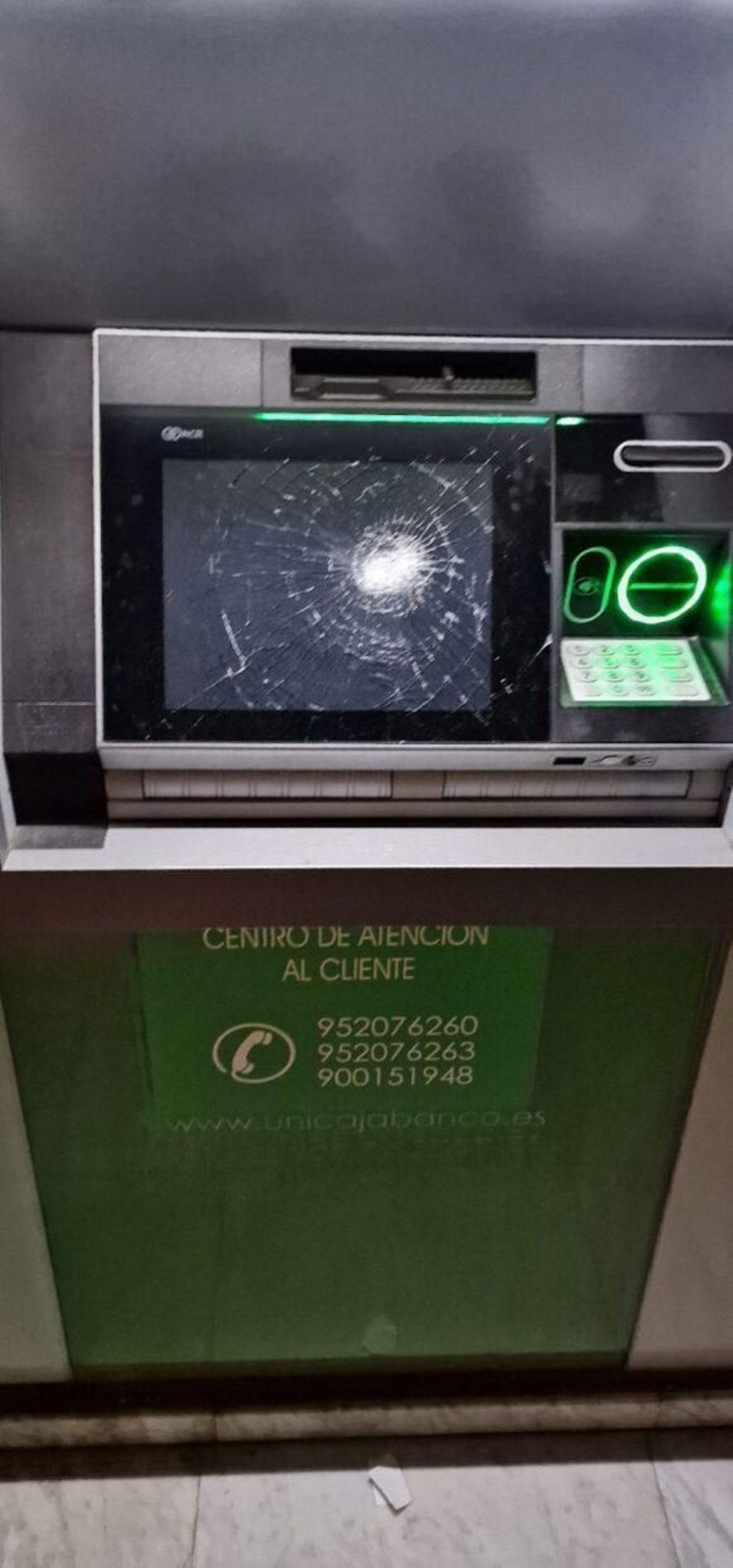 Así quedó uno de los cajeros automáticos.