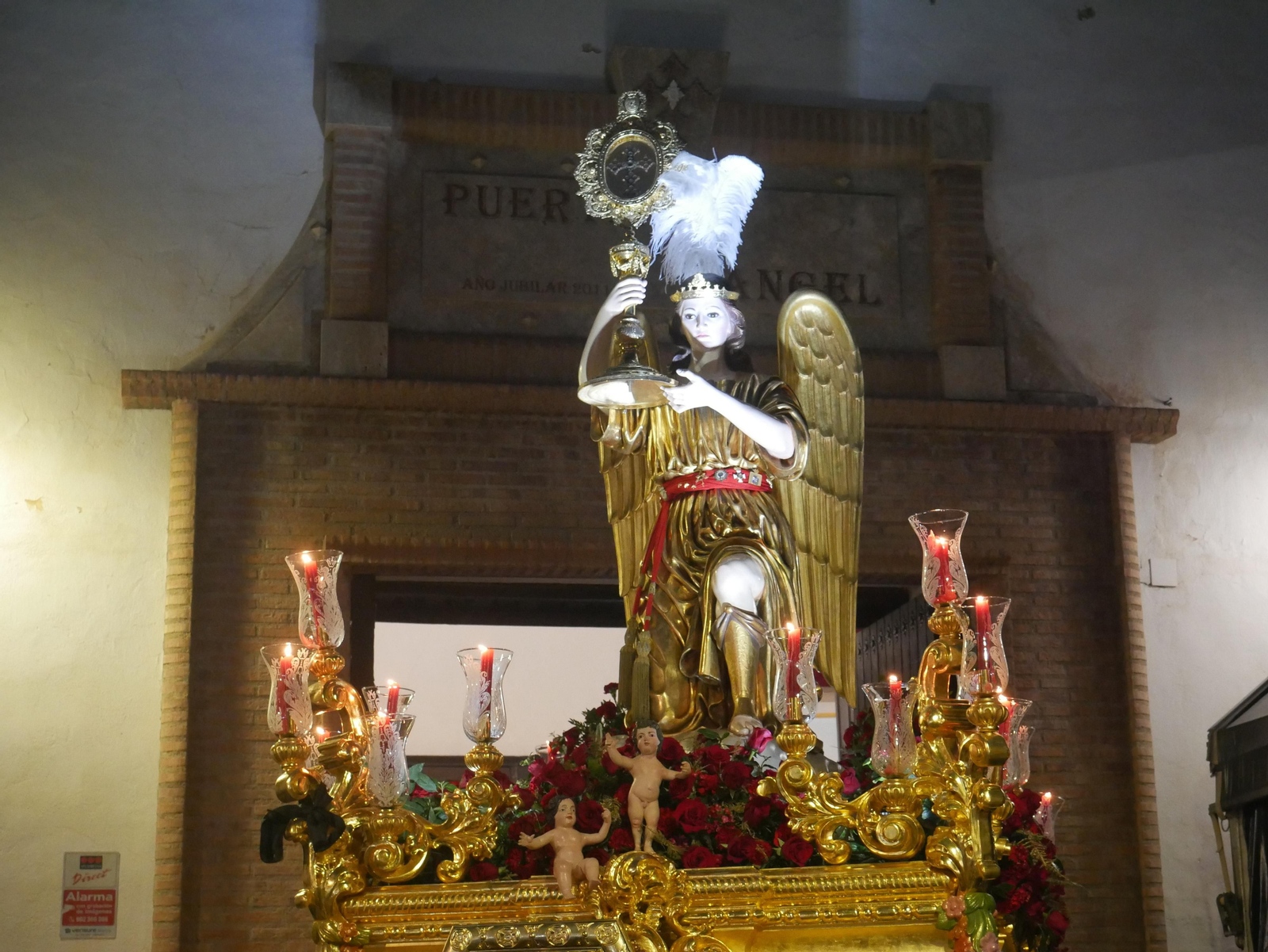 Salida procesional del ángel con la Santa Cruz del Voto.