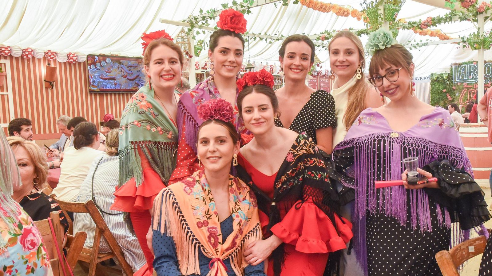 Un grupo de mujeres disfruta del martes de Feria.