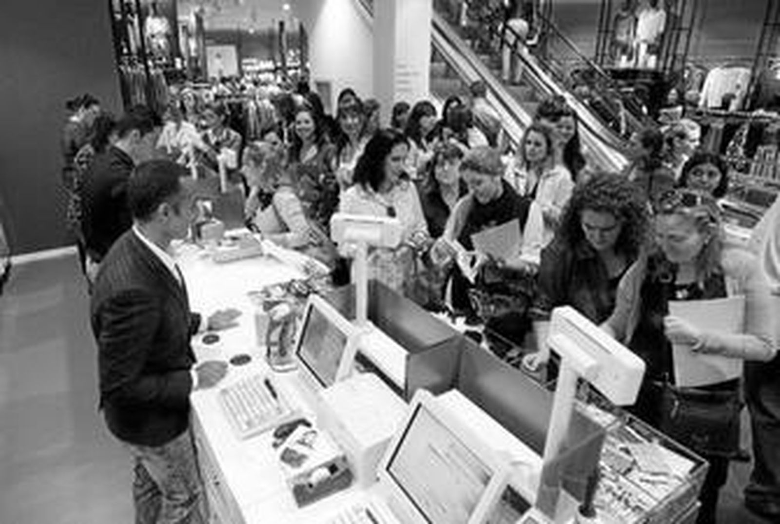 Clientes hacen cola en la caja de la tienda H&M.