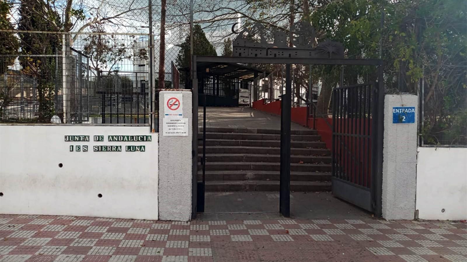 Entrada del IES Sierra Luna de Los Barrios.