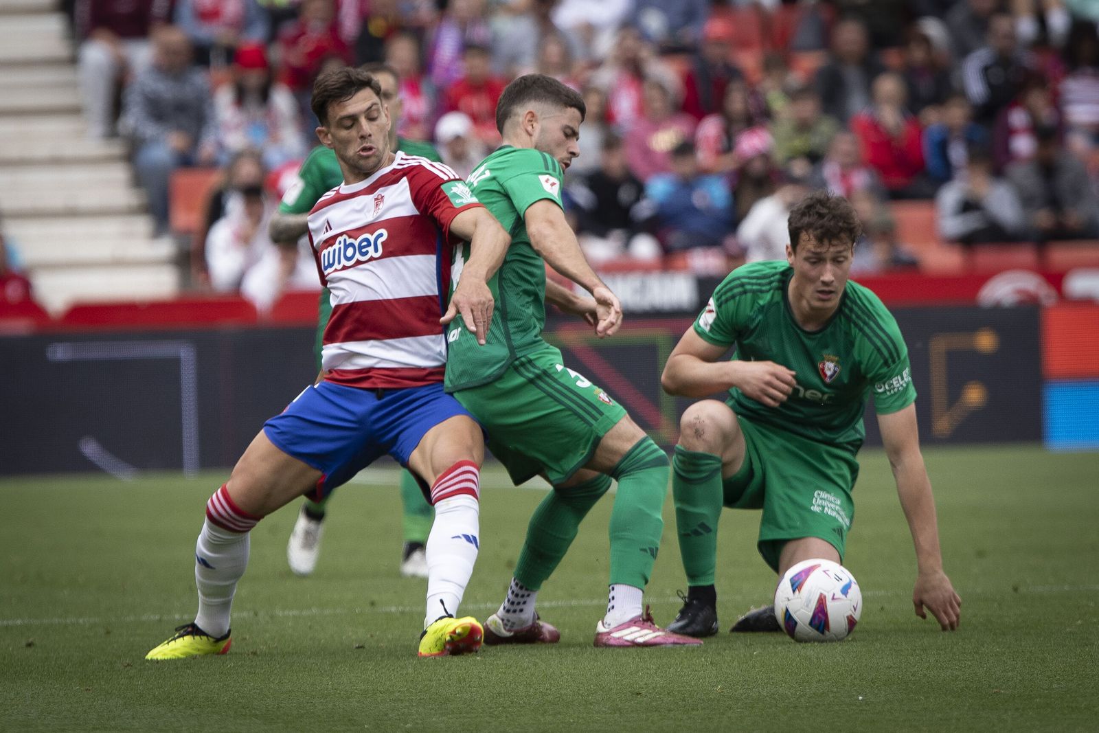 Lucas Boyé trata de llevarse el balón ante varios rivales