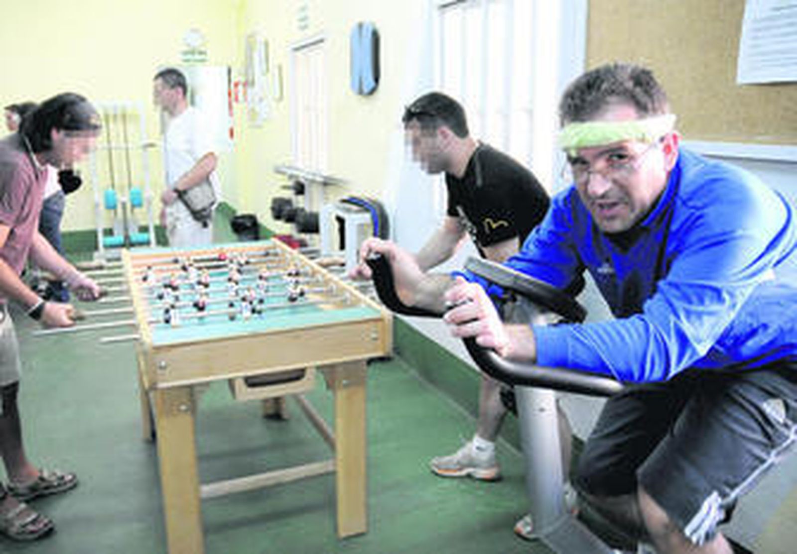 Antonio entrena en la bicicleta estática en el gimnasio del Hospital Psiquiátrico Penitenciario de Sevilla.
