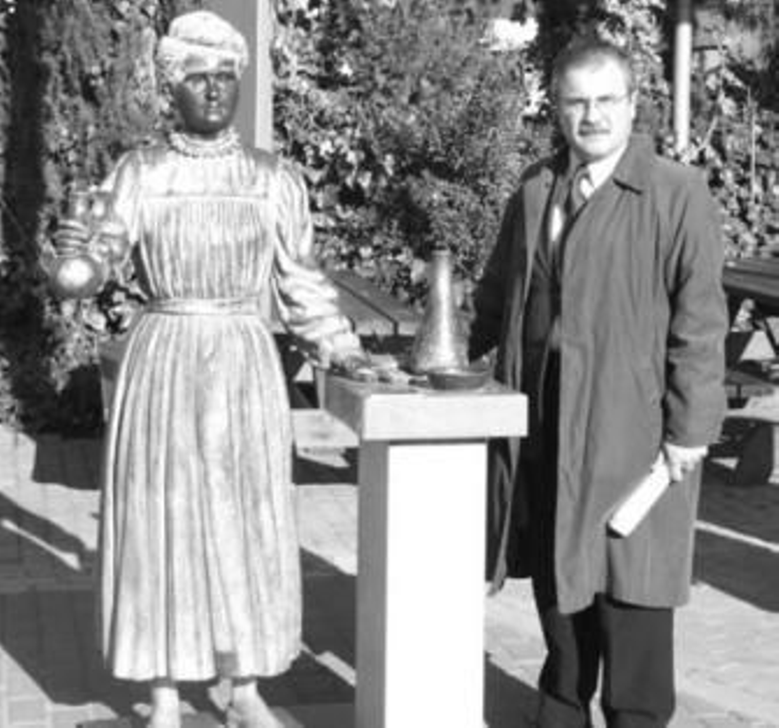 Alfonso Gabriel Navas, junto a la estatua de Madame Curie.