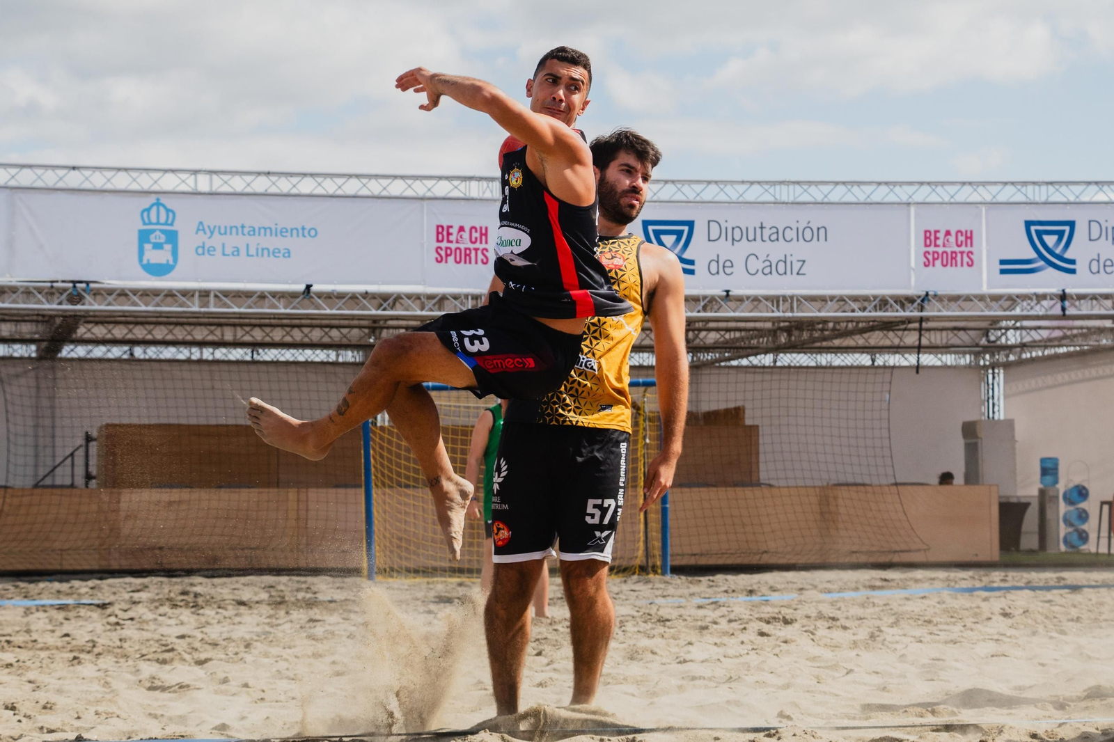 Deporte, arena y ambiente festivo en la llegada del circuito provincial de balonmano playa en La Línea