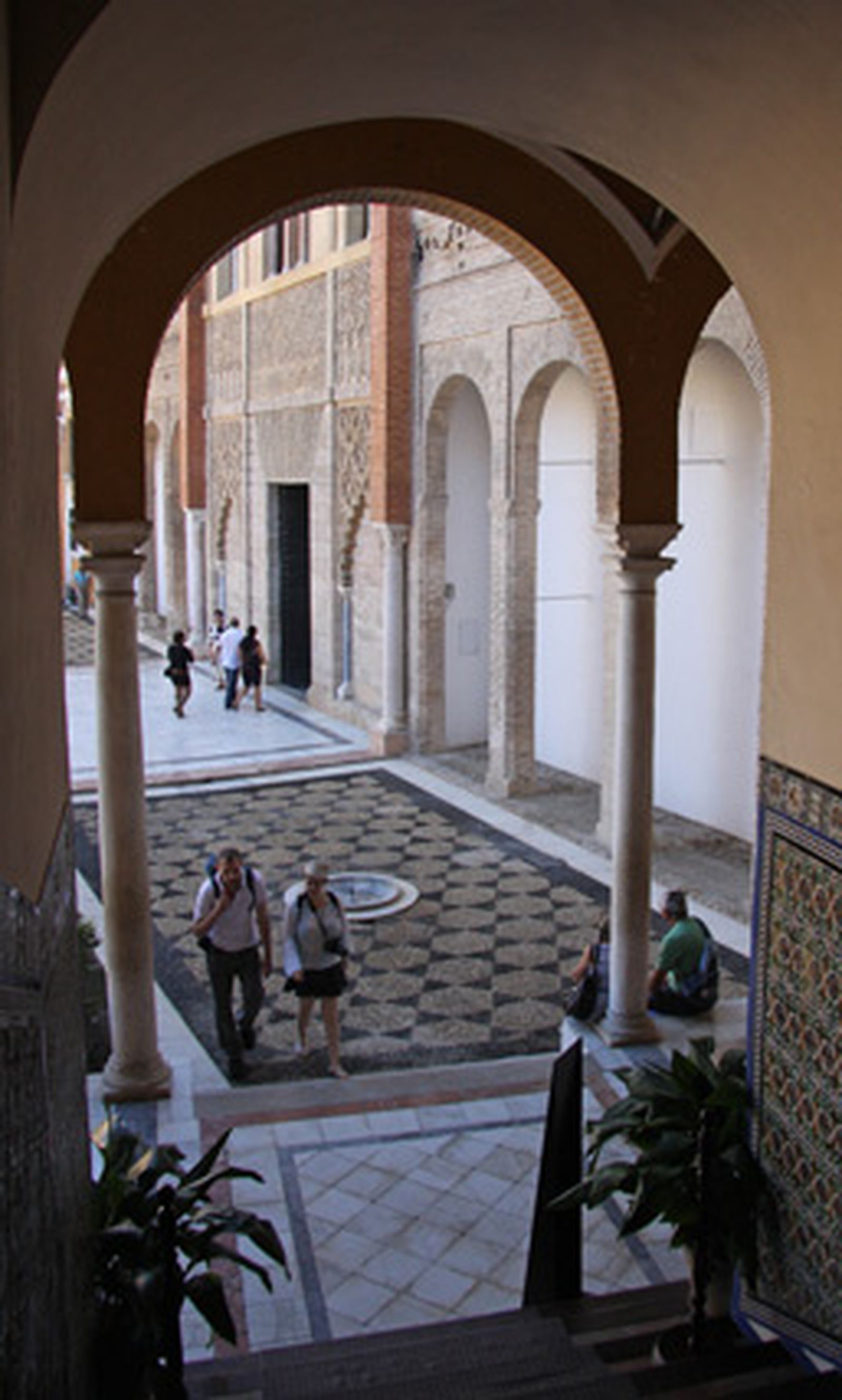 Vista desde el interior del Patio de la Monteria del Palacio Mudéjar que constituye una de las partes más importantes de los Reales Alcázares.   Foto: Belén Vargas