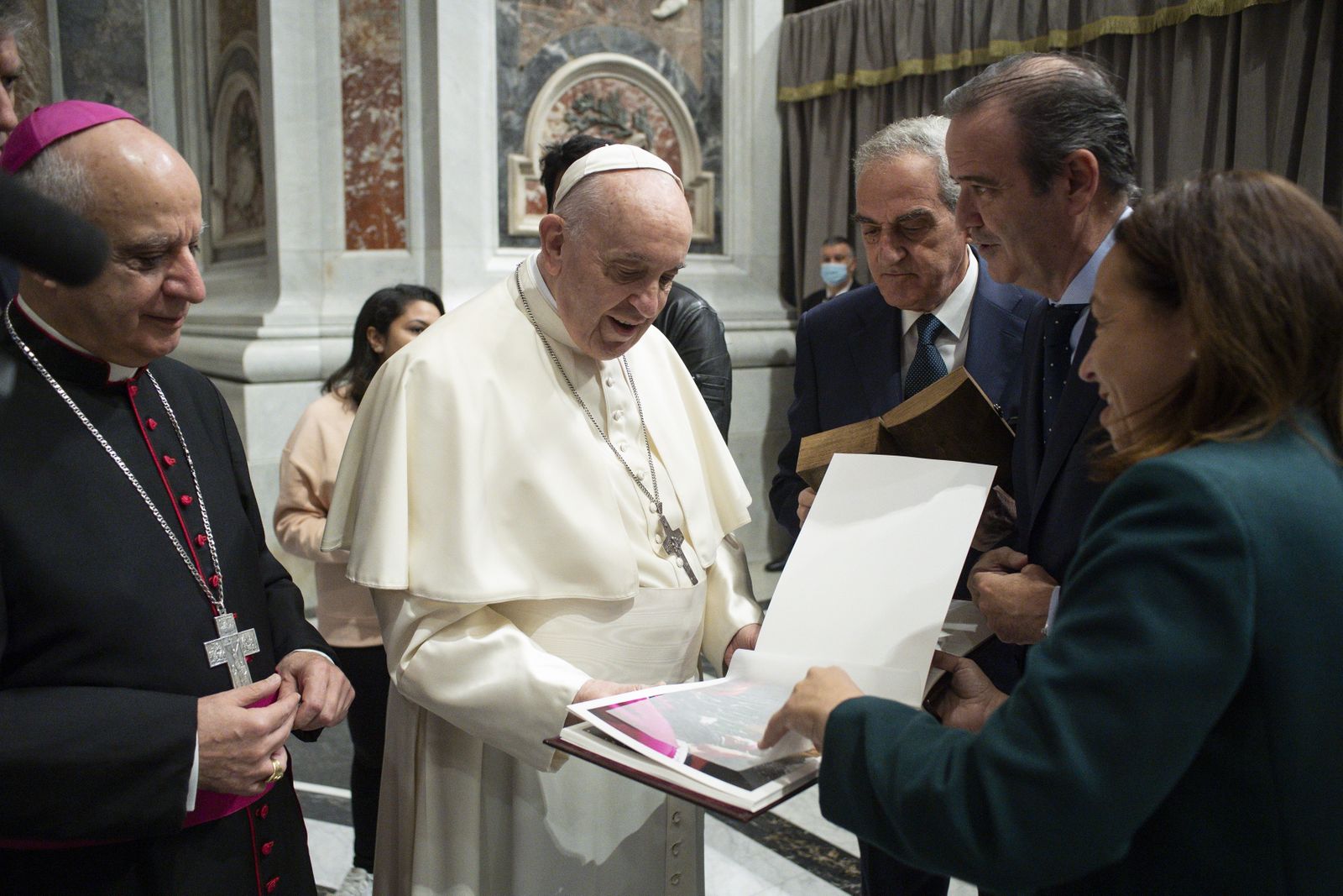 El Papa, con los representantes de las cofradías malagueñas.