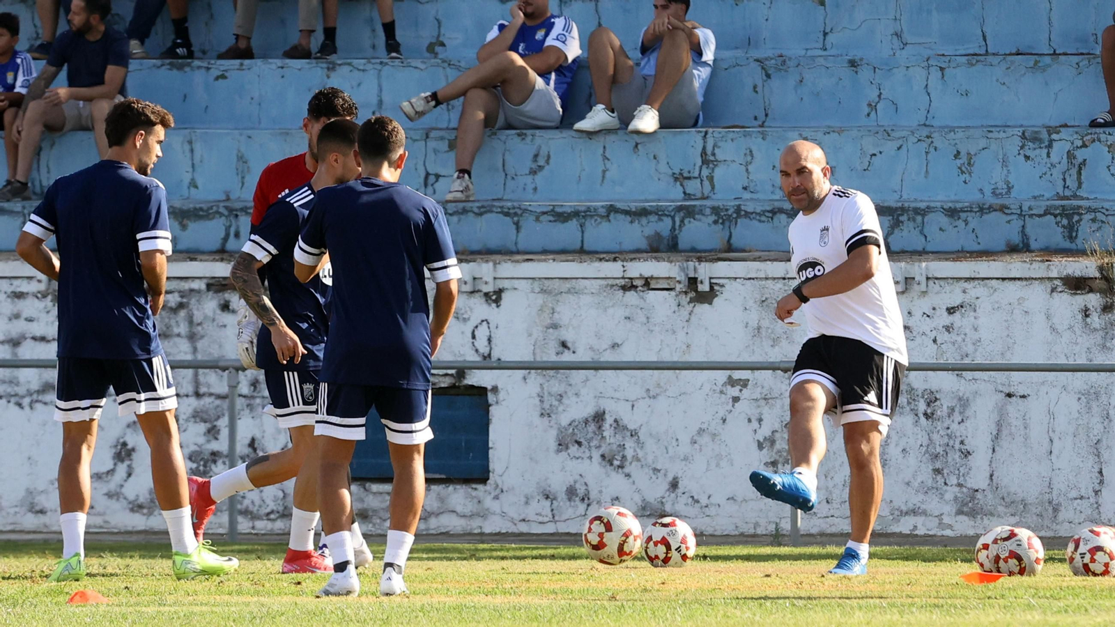 Diego Galiano golpea el balón en un entrenamiento en el Pedro Garrido.