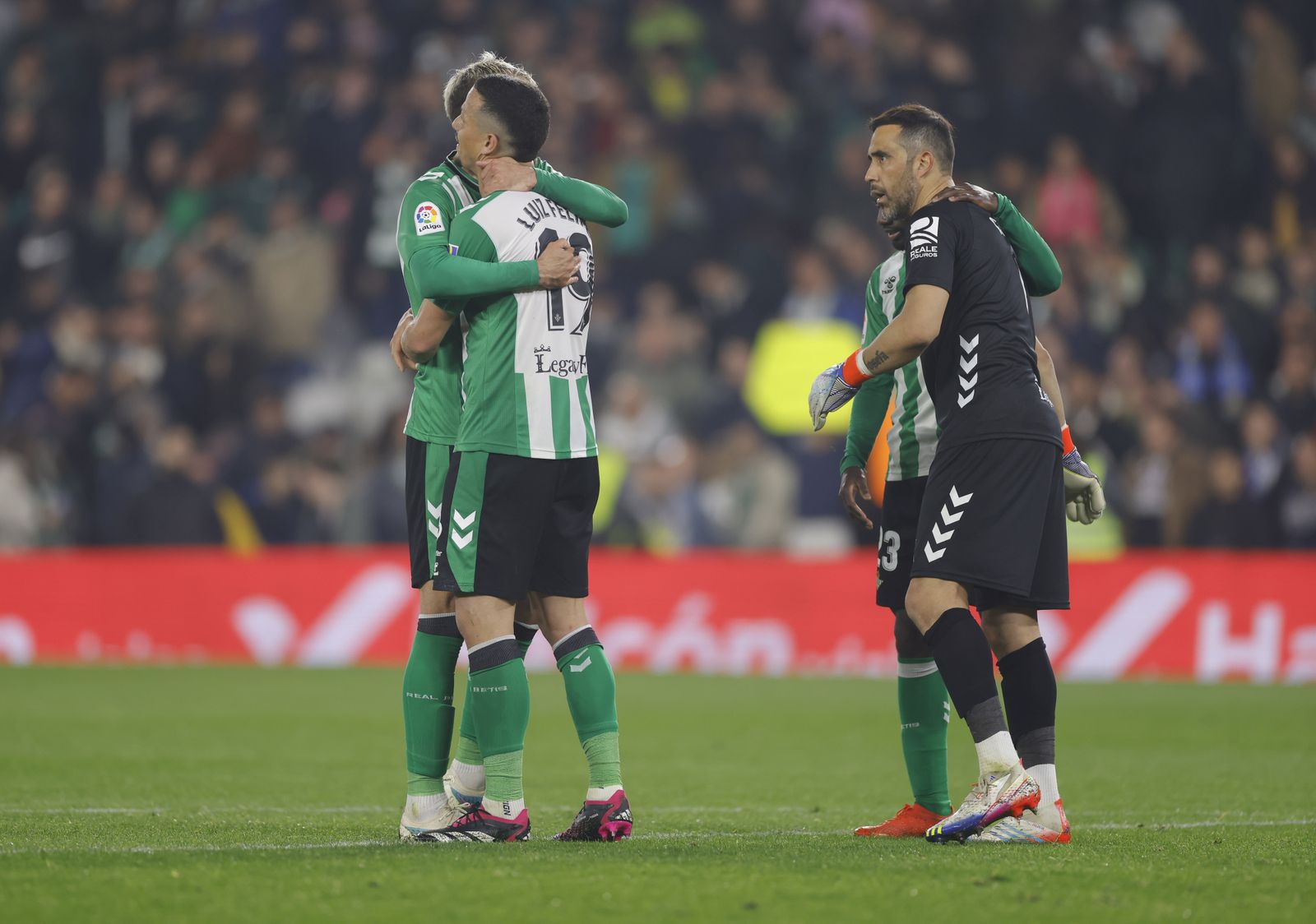 Pezzella y Luiz Felipe se abrazan ante Sabaly y Bravo al final del partido.