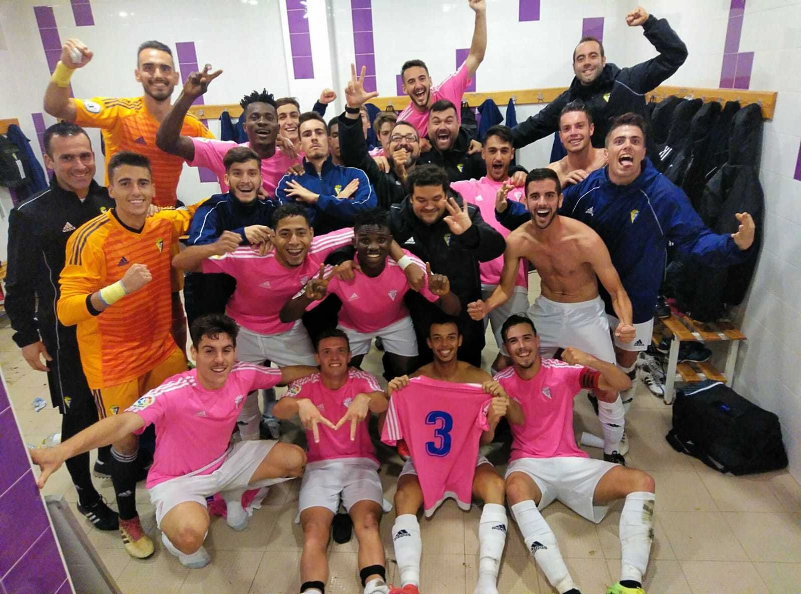 Los jugadores del Cádiz B celebran el triunfo en el vestuario lepero.