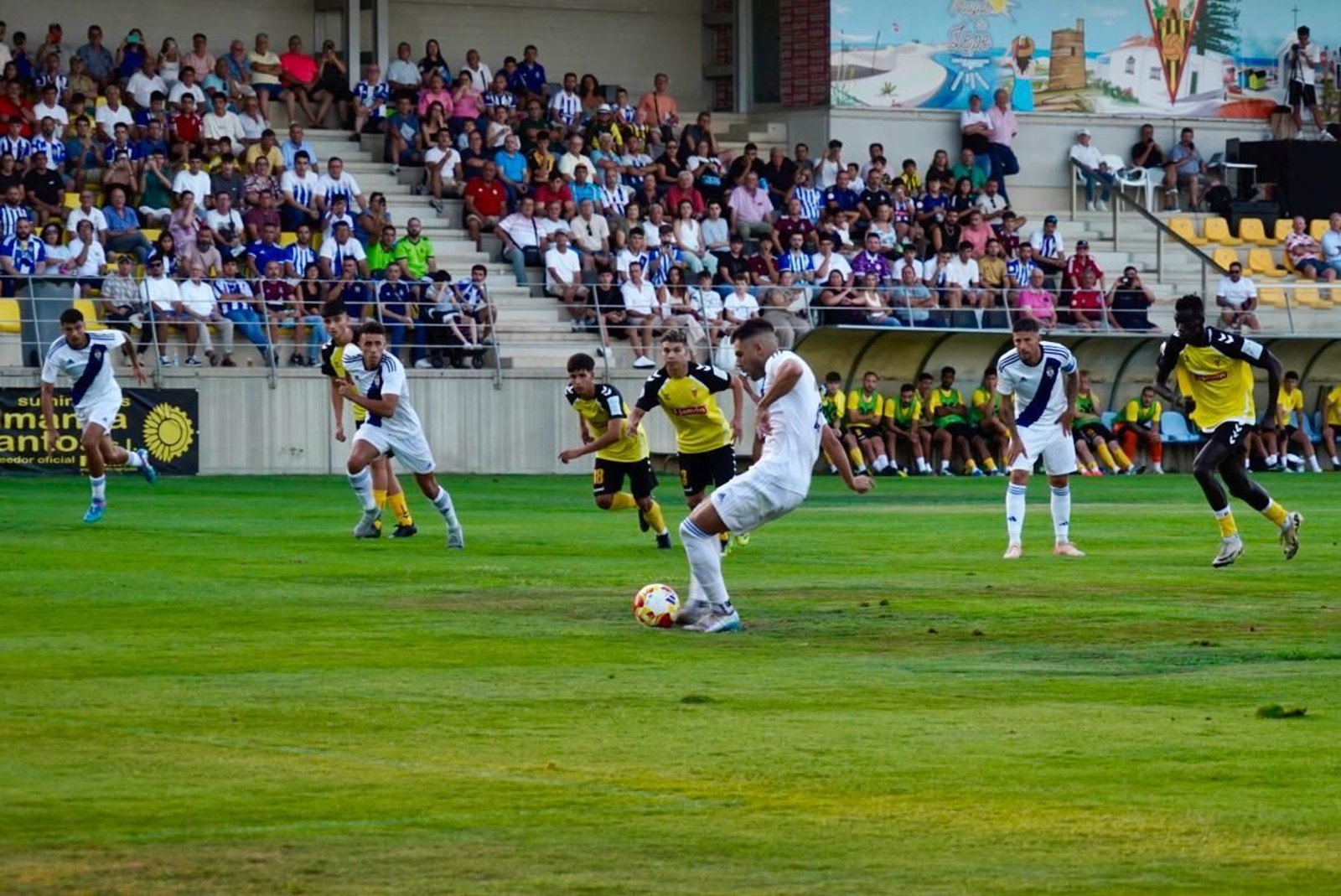 Roni se dispone a lanzar el penalti.