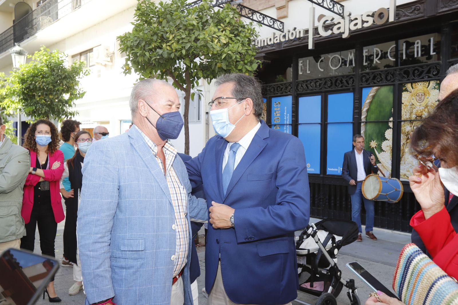 Imágenes de la inauguración de la exposición Regina Roris en la sala de la Fundación Cajasol 'El Comercial'