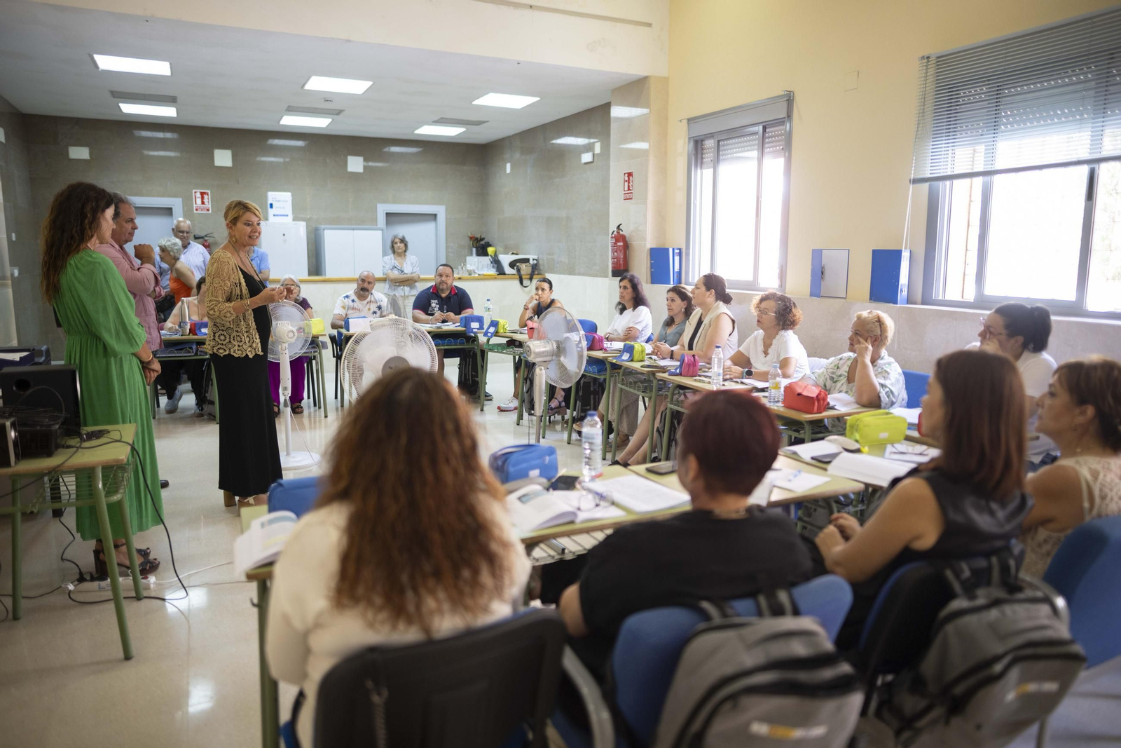 Visita de Pilar Miranda, Adela de Mora y Juan Carlos Duarte a los a los alumnos del curso de 'Ayuda a Domicilio'.