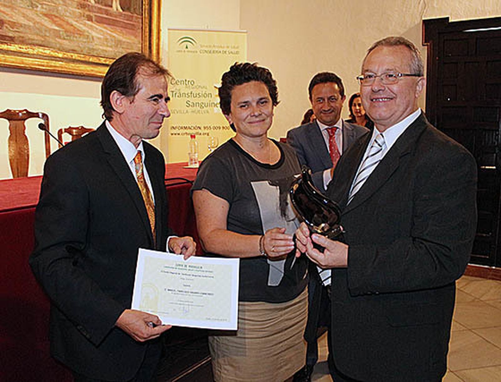 Manuel Francisco Navarro Enamoirado recibe de manos de Francisca Díaz Alcaide, delegada territorial de Igualdad, Salud y Políticas Sociales de la Junta de Andalucía y  Salvador Oyonarte, director de la CRTS, el premio con el que se distingue sus 155 donaciones de sangre.  Foto: Victoria Ramírez