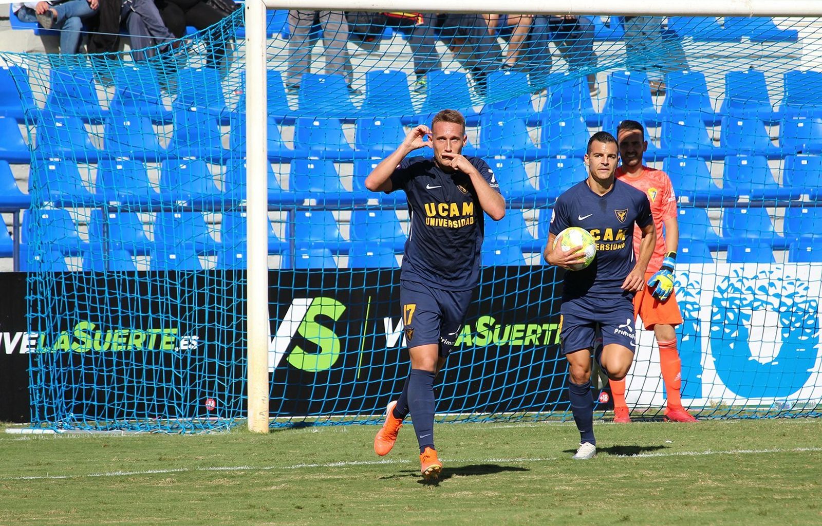 Aketxe celebra el tanto del empate ante el Cádiz B.