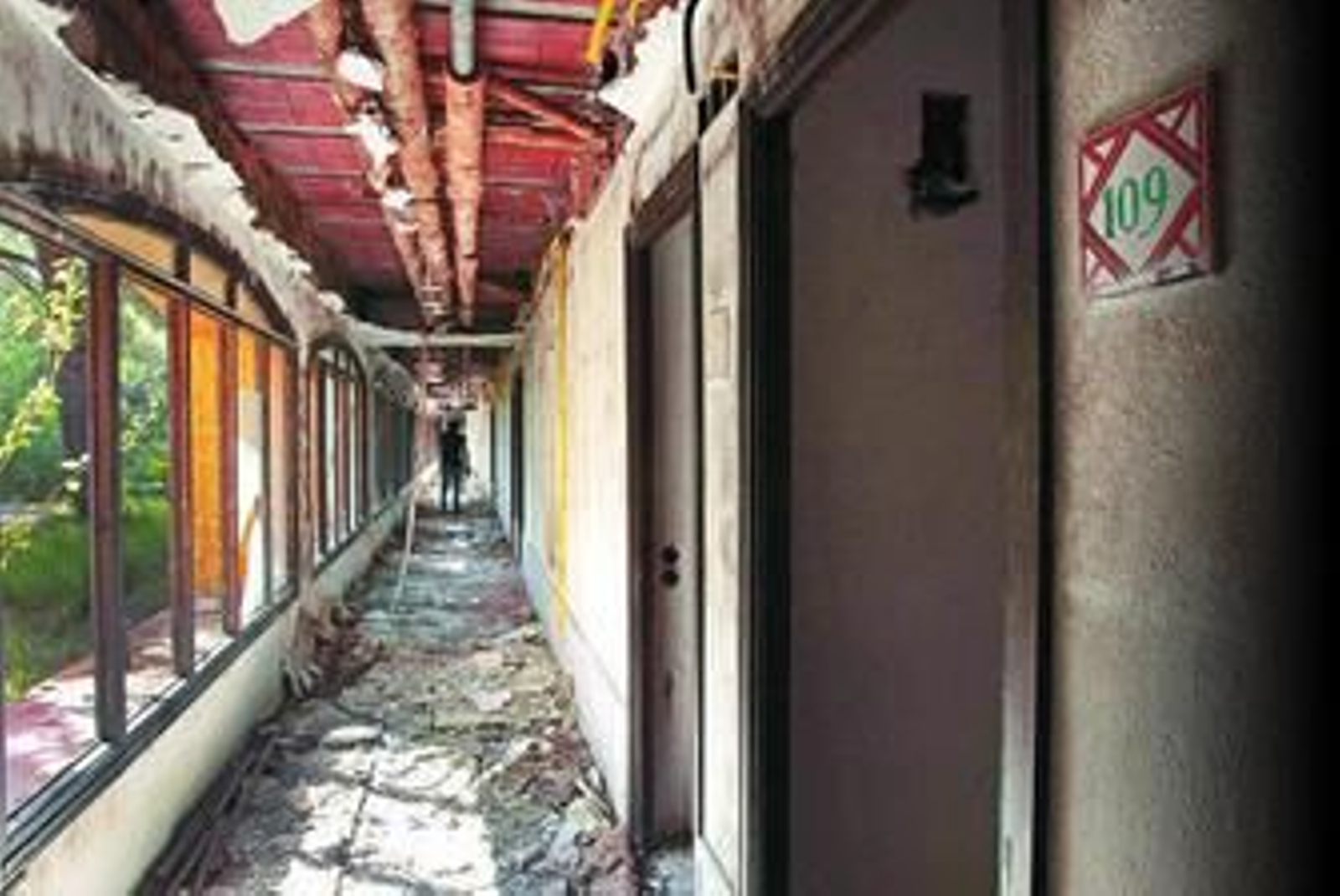 Una imagen del interior de las instalaciones del antiguo hotel, hoy totalmente deteriorado.