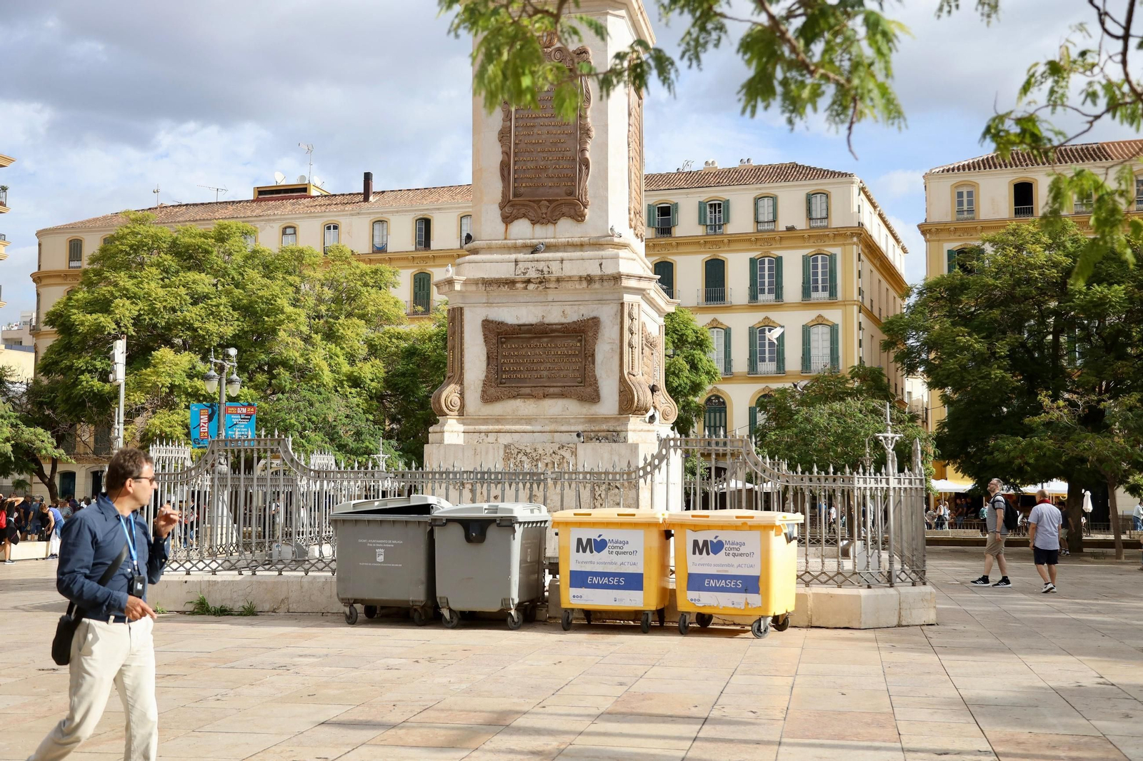 Los contenedores de basura dispuestos junto al monumento a Torrijos