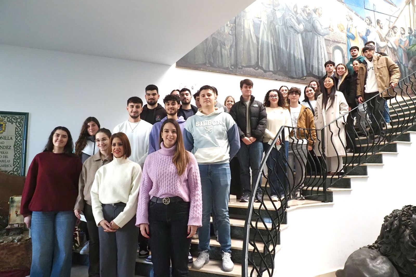 Mª del Carmen García y Milagros Romero con beneficiarios de las ayudas.