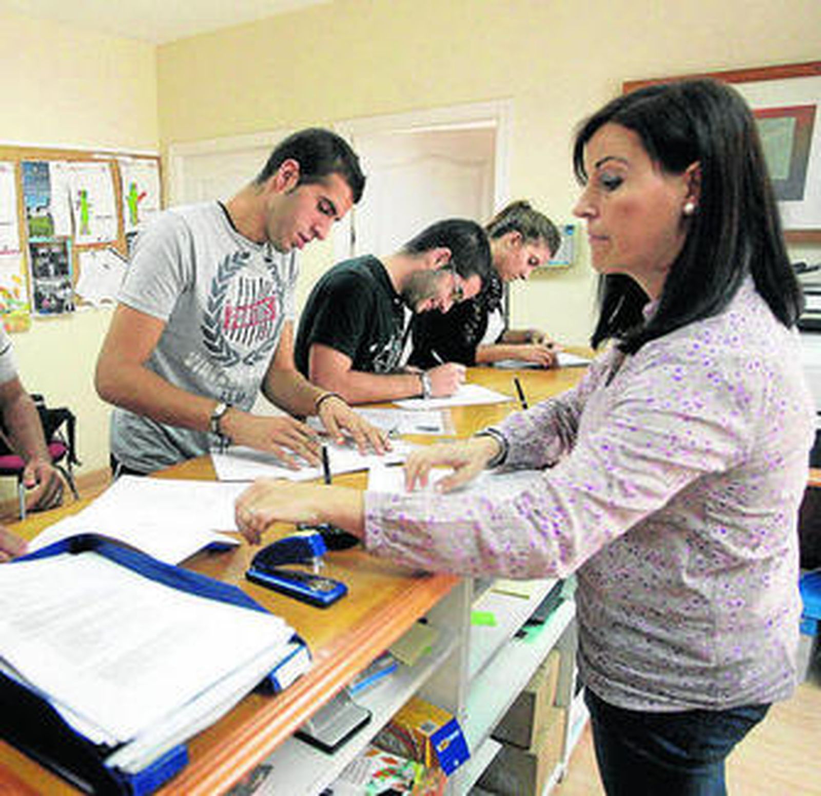 Recogida de currículos en el Imdeec.