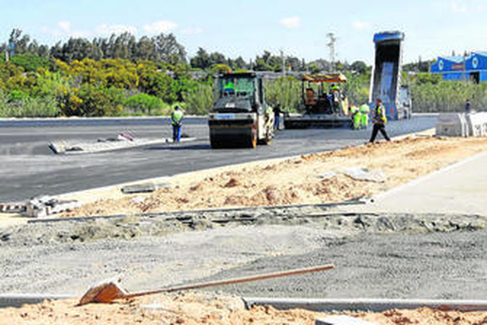 Maquinaria asfaltando el parking para los usuarios del tranvía, detrás del supermercado Eroski.
