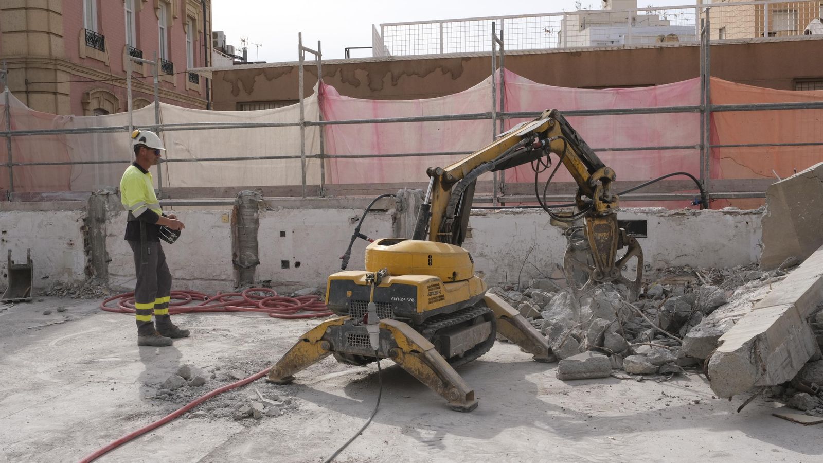 Robot telecontrolado con  cizaña