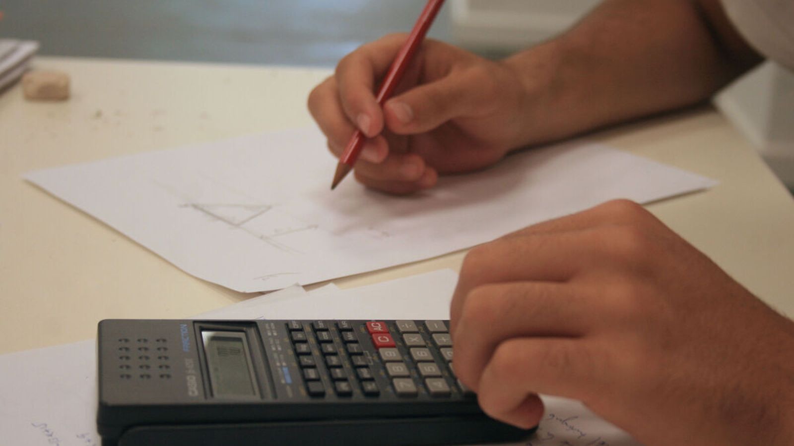 Realización de una tarea matemática con la ayuda de la calculadora.