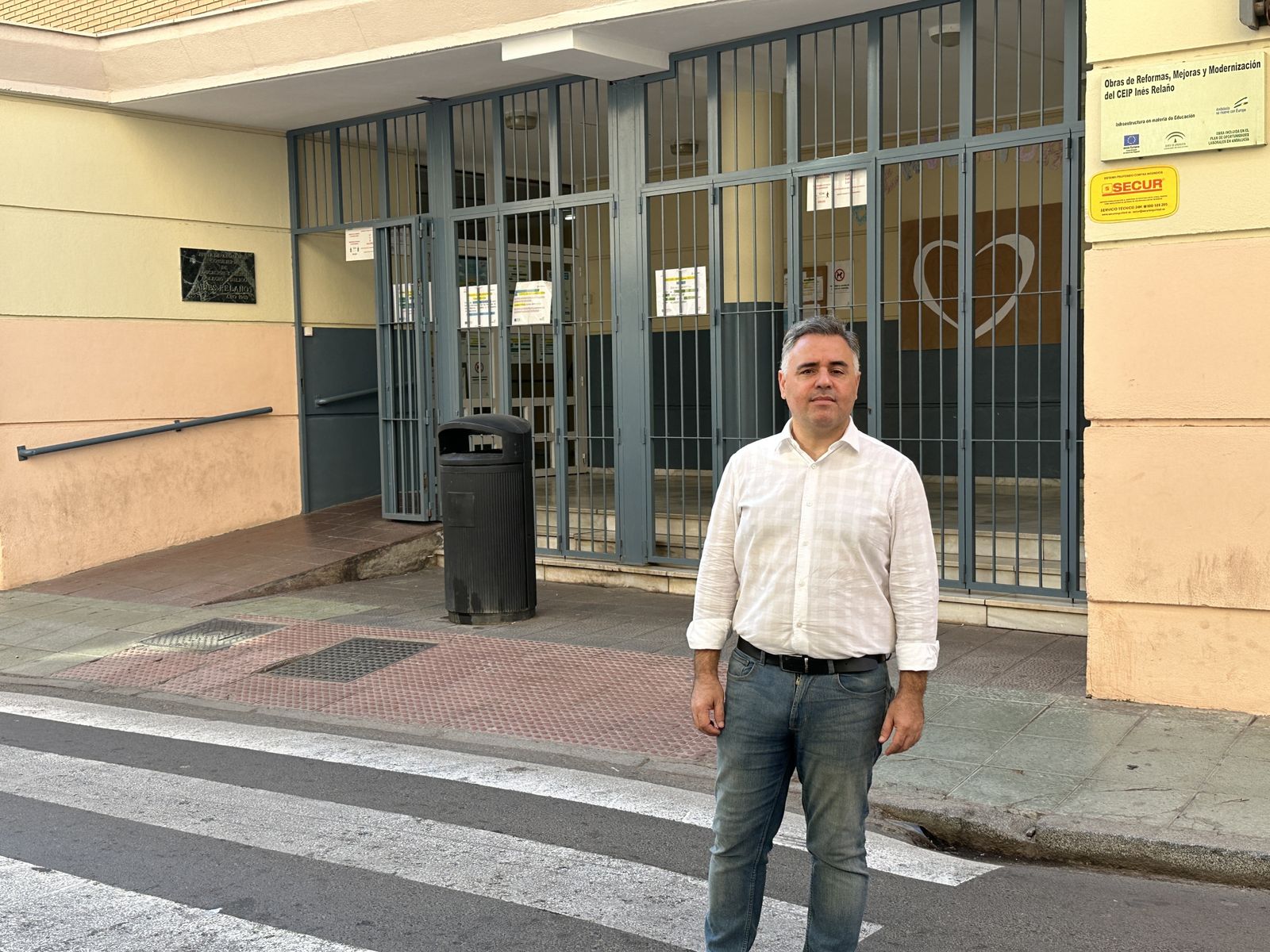 Antonio Ruano, concejal del PSOE, en la puerta del colegio