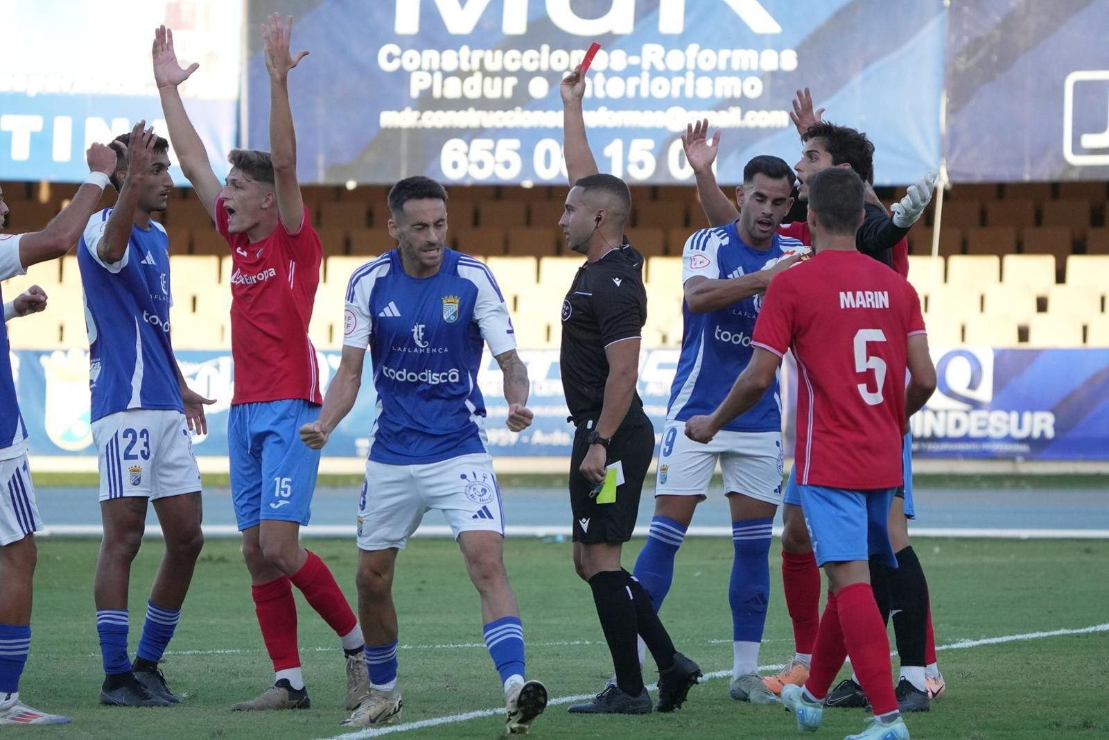 El colegiado muestra la roja directa al visitante Juanan.