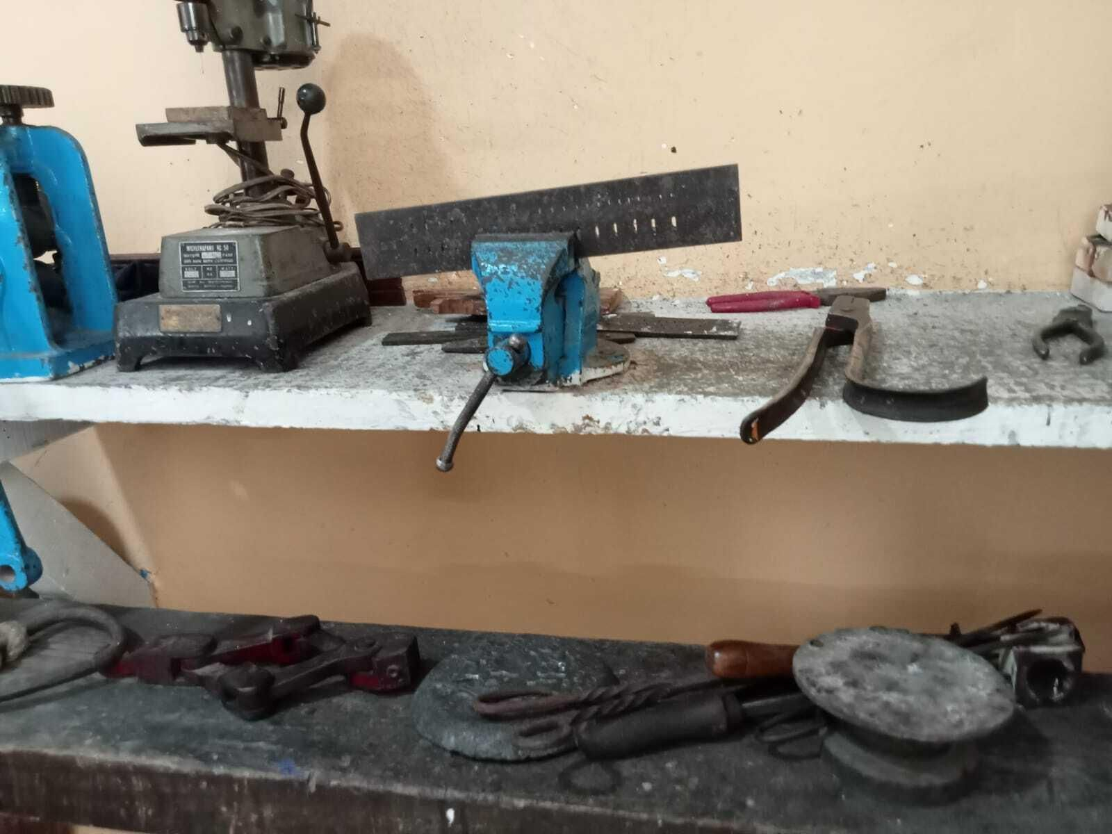 Una hilera con los diferentes grosores para enderezar el metal Selección de útiles y muebles de orfebrería que pertenecieron a la familia Rivera y a su antiguo jefe, José Morán