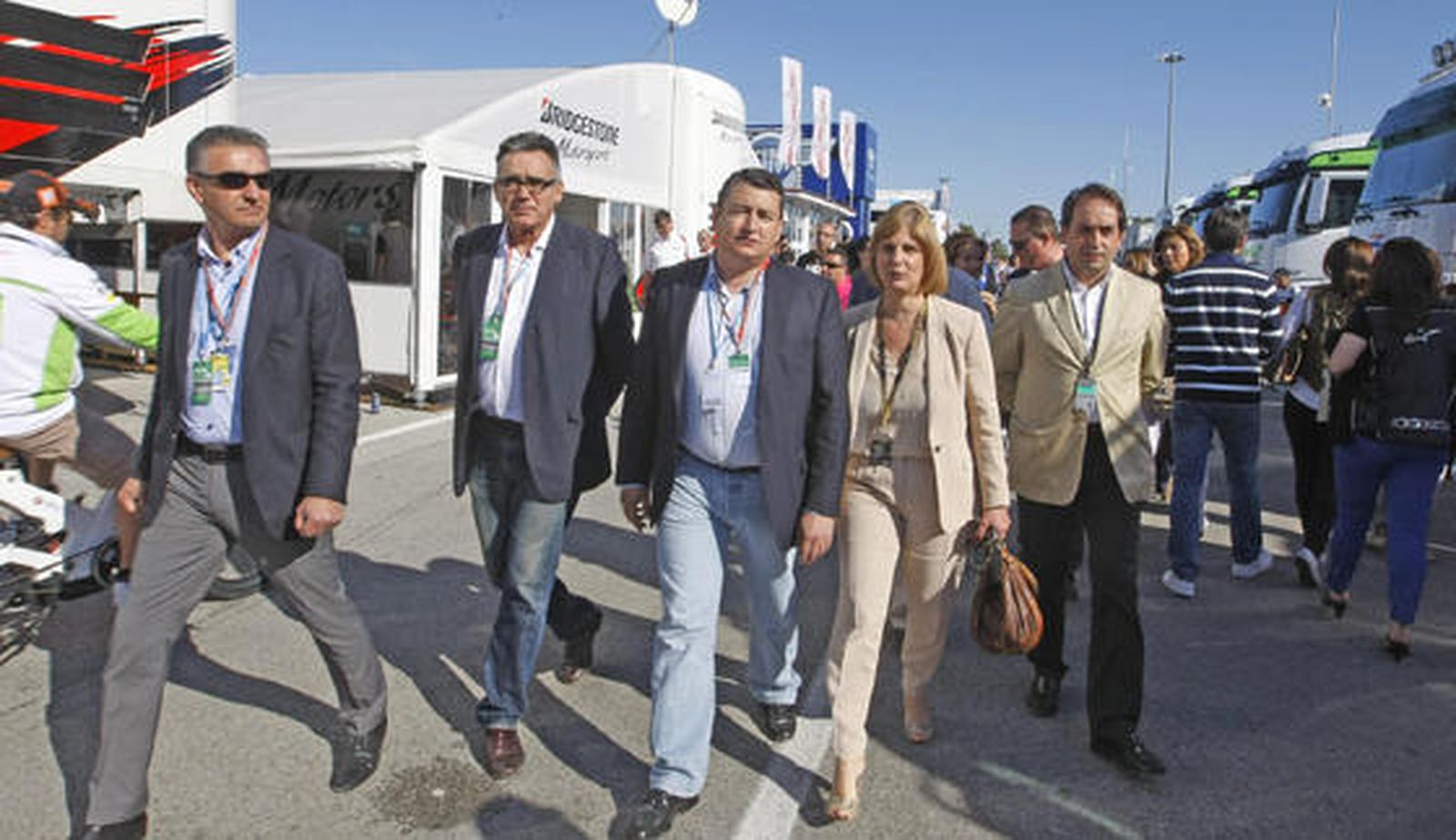 El Circuito es la joya de la corona, un orgullo del que puede presumir la ciudad, sobre todo en el Gran Premio;y para que todo esté en orden, María José García-Pelayo, la alcaldesa, pasaba revista a primera hora junto a Antonio Sanz, Javier Durá y Antonio Saldaña.

Foto: Pascual
