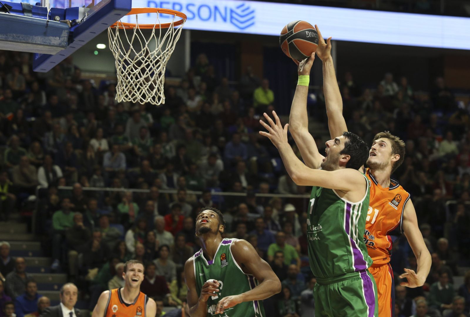 Brooks y Shermadini, durante un partido.