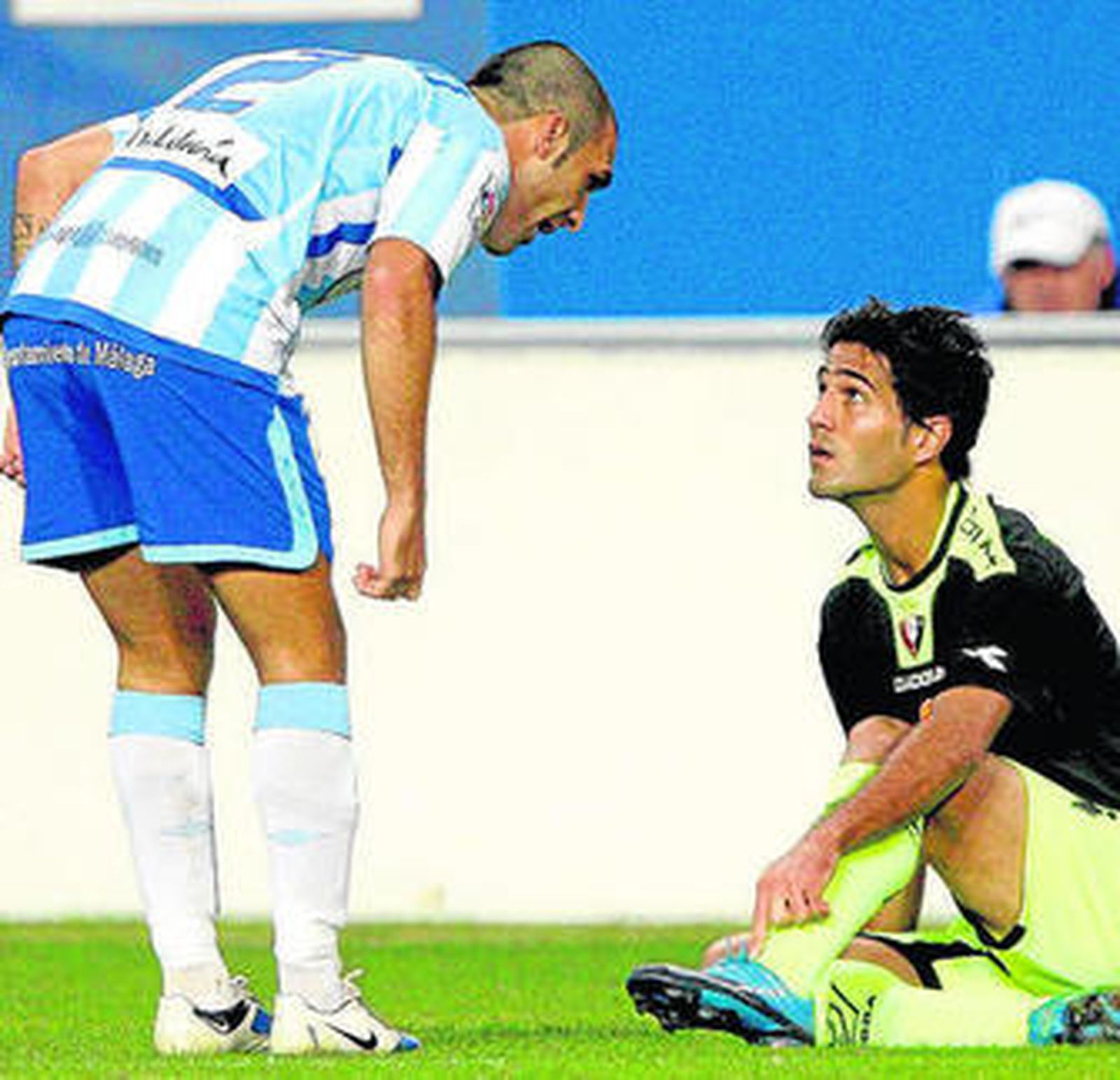 El osasunista Masoud le dice a Gámez dónde le ha golpeado.