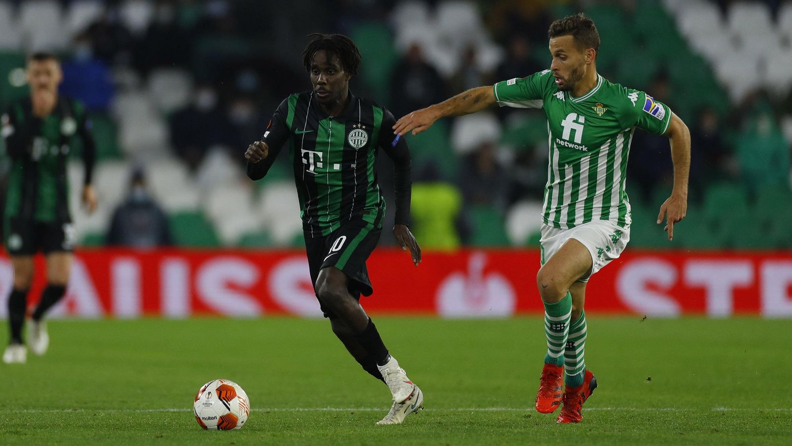 Canales, autor de un golazo intenta recuperar el balón ante Tokmac Nguen.