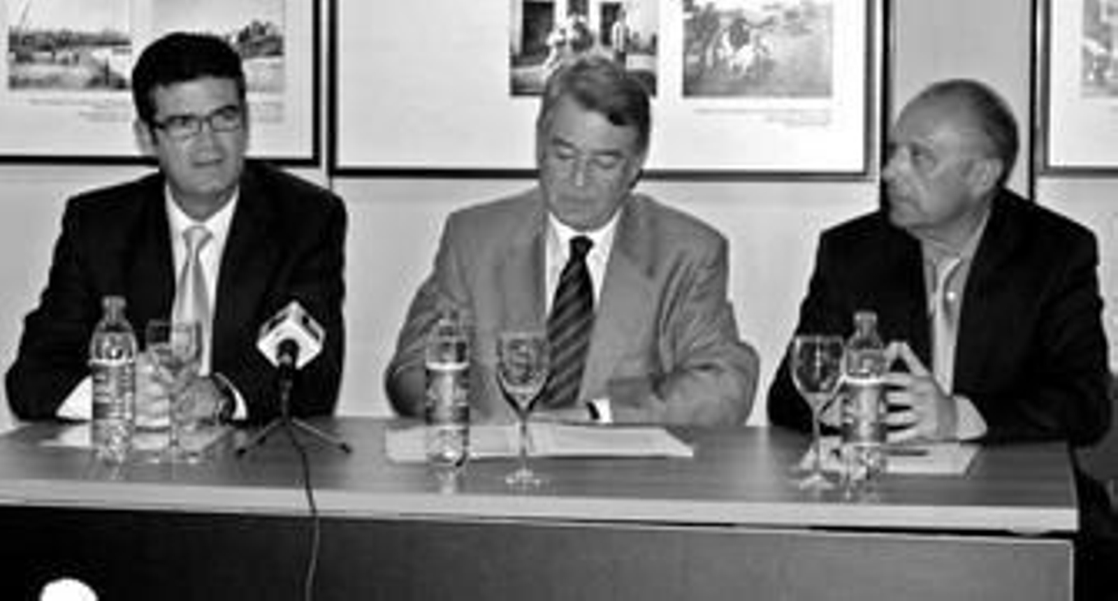 Francisco Lucio-Villegas, Manuel Moreno y Javier Ramírez explican el contenido de la muestra en el Colegio de Arquitectos.