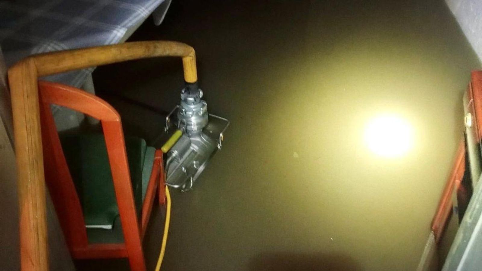 El CPB interviene en una casa en Torrox para achicar agua El CPB interviene en una casa en Torrox para achicar agua