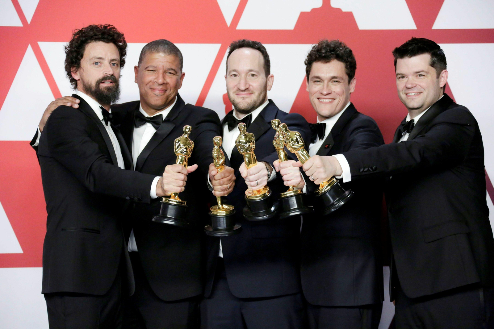 Bob Persichetti, Peter Ramsey, Rodney Rothman, Phil Lord y Christopher Miller posan con la estuatuilla a la mejor película animada por 'Spider-Man: Into the Spider-Verse'