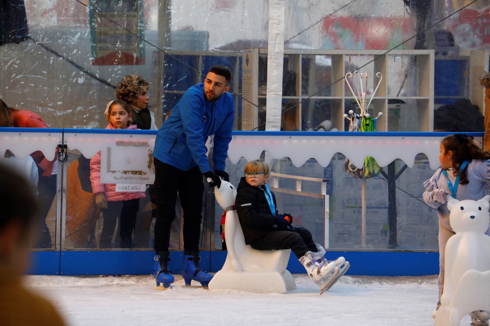 El gran ambiente en las calles de Córdoba en la previa de la Nochevieja, en fotografías