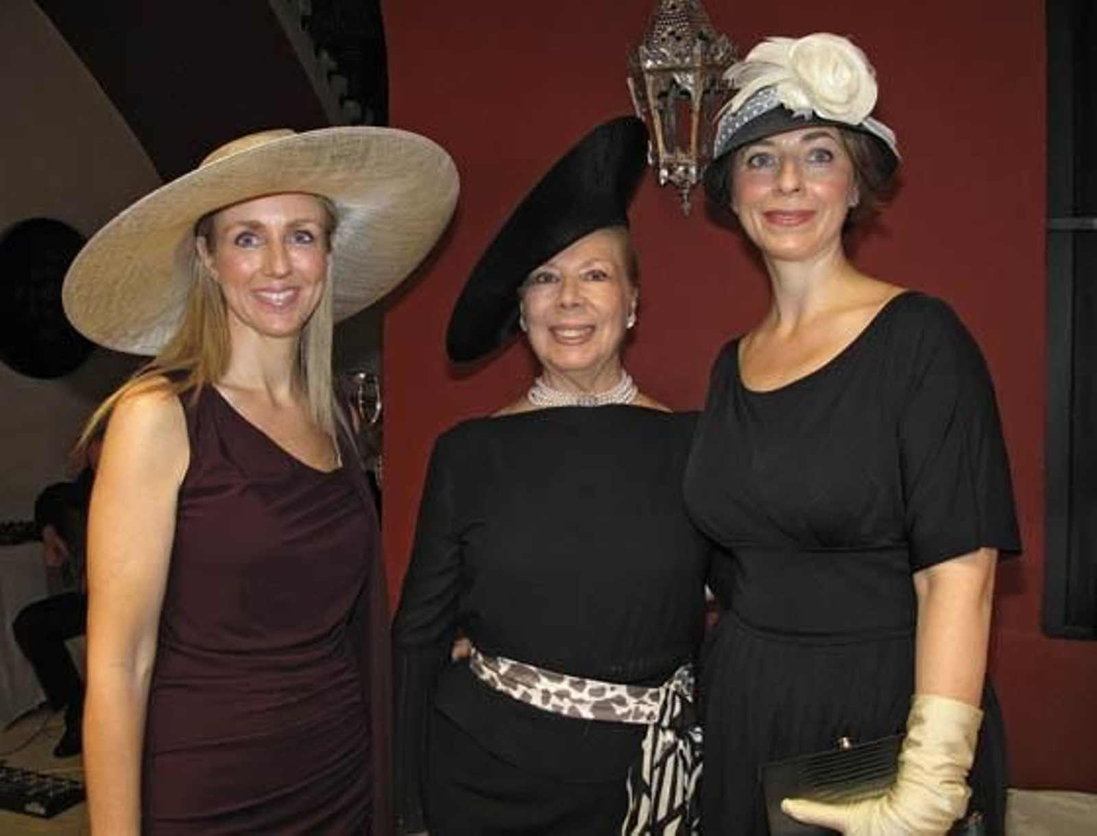 En el centro, la diseñadora Lina, con sus hijas Mila y Rocío Montero.

Foto: Victoria Ramírez