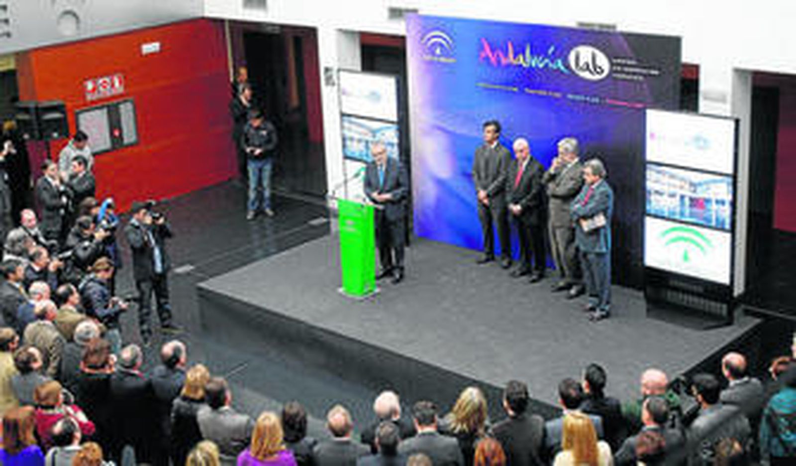 Griñán inverviene durante la inauguración del edificio del Andalucía Lab en Marbella, acompañado de Córdoba, Alonso, Ávila y Moreno Peralta, ayer.