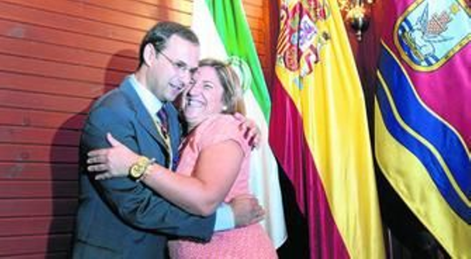 El nuevo alcalde recibe la felicitación de su predecesora en el cargo después de la sesión plenaria convocada para su elección.