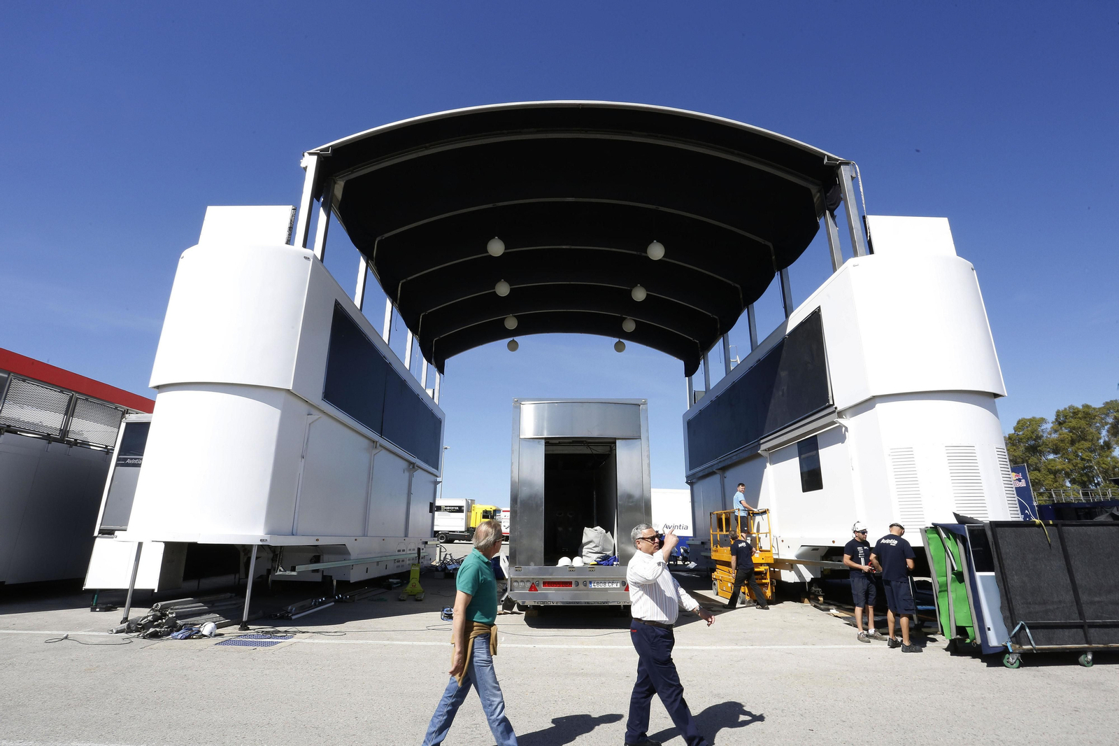 Avintia Racing ya tiene prácticamente listo su ‘motorhome’, uno de los más grandes del Circuito, en la zona de paddock.