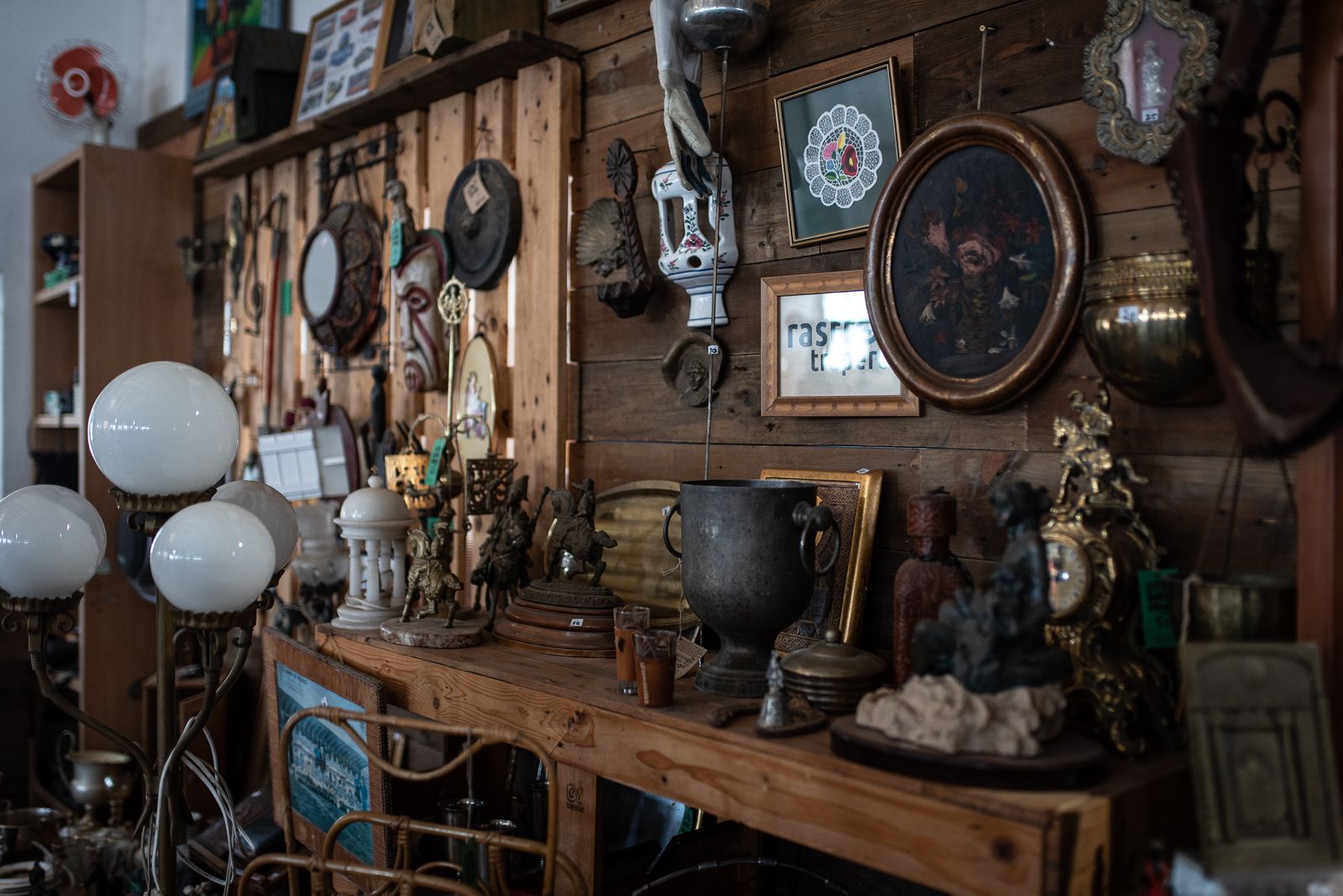 Una visita a la tienda de Traperos de Emaús en imágenes